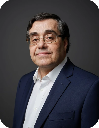 Retrato profesional de hombre con gafas y traje azul sobre fondo gris