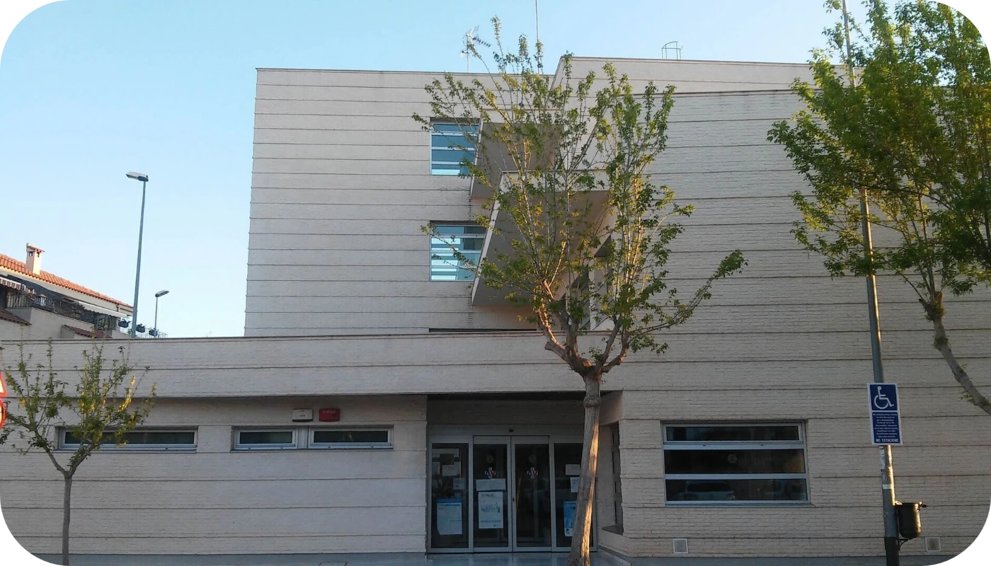 Edificio moderno blanco de dos plantas con entrada principal