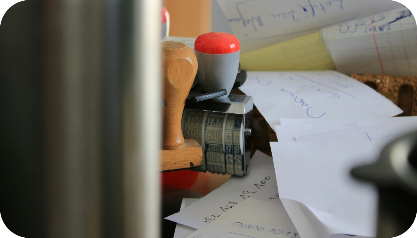 Sellos de goma y documentos sobre escritorio de oficina