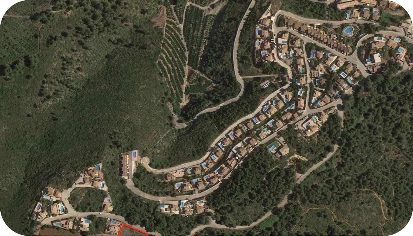 Vista aérea satelital de urbanización con piscinas en zona residencial