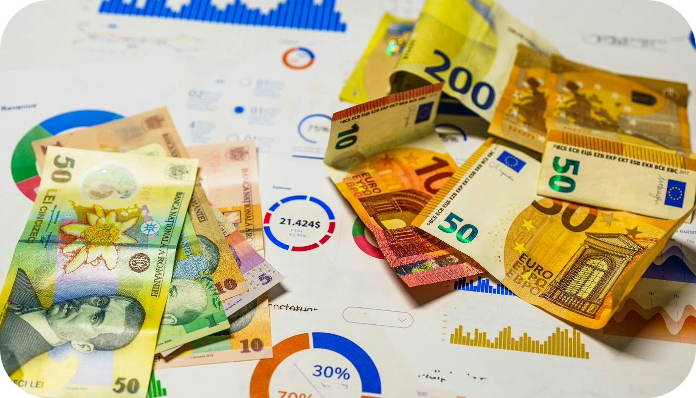Billetes de euro y lei rumano sobre gráficos financieros