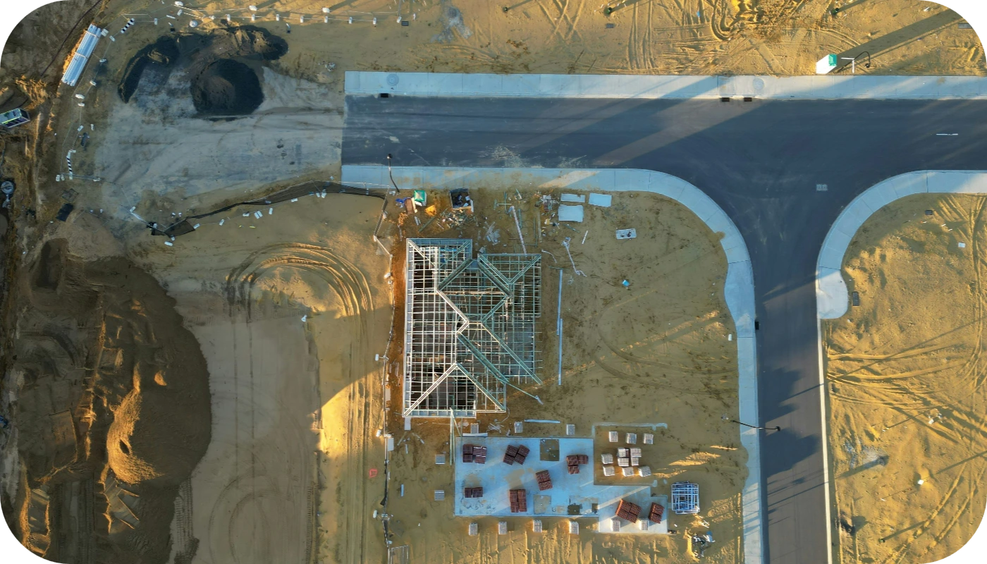 Vista aérea de obra de construcción con estructura de acero