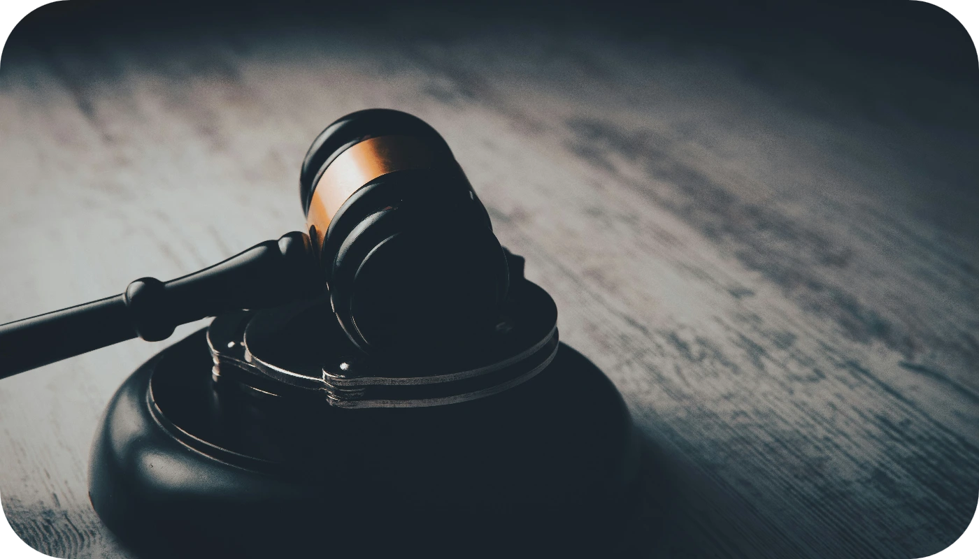 Mazo de juez sobre superficie de madera